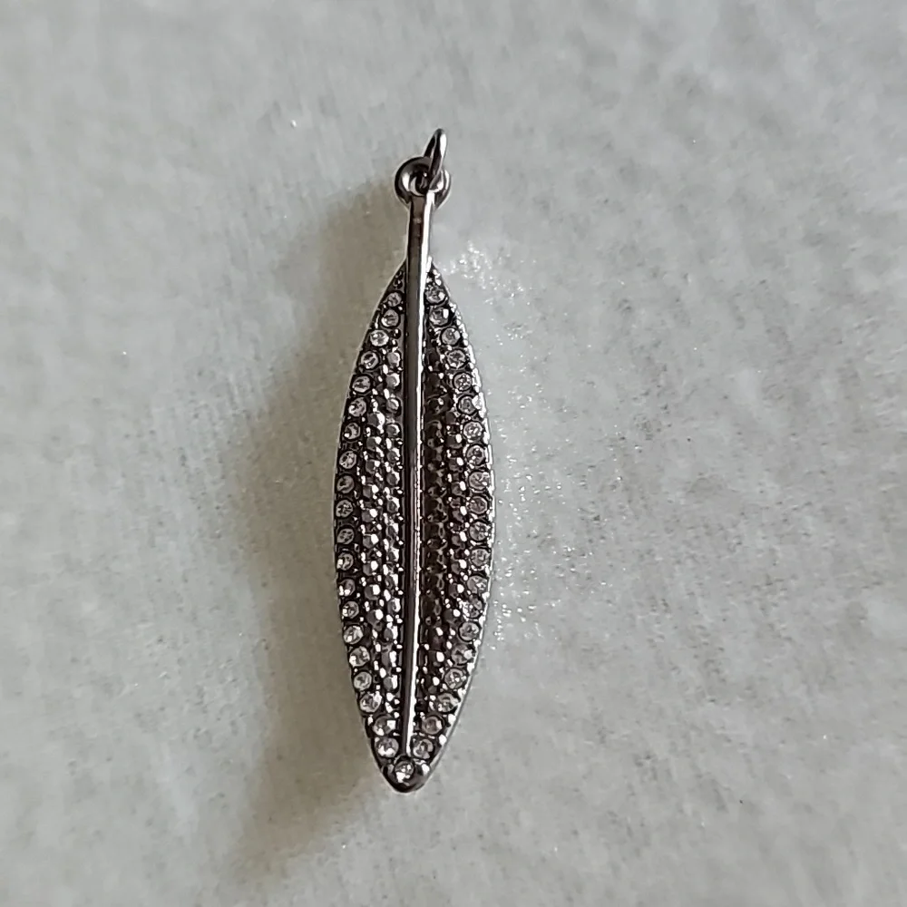 Silver Tone Rhinestone Leaf Pendant 🔑